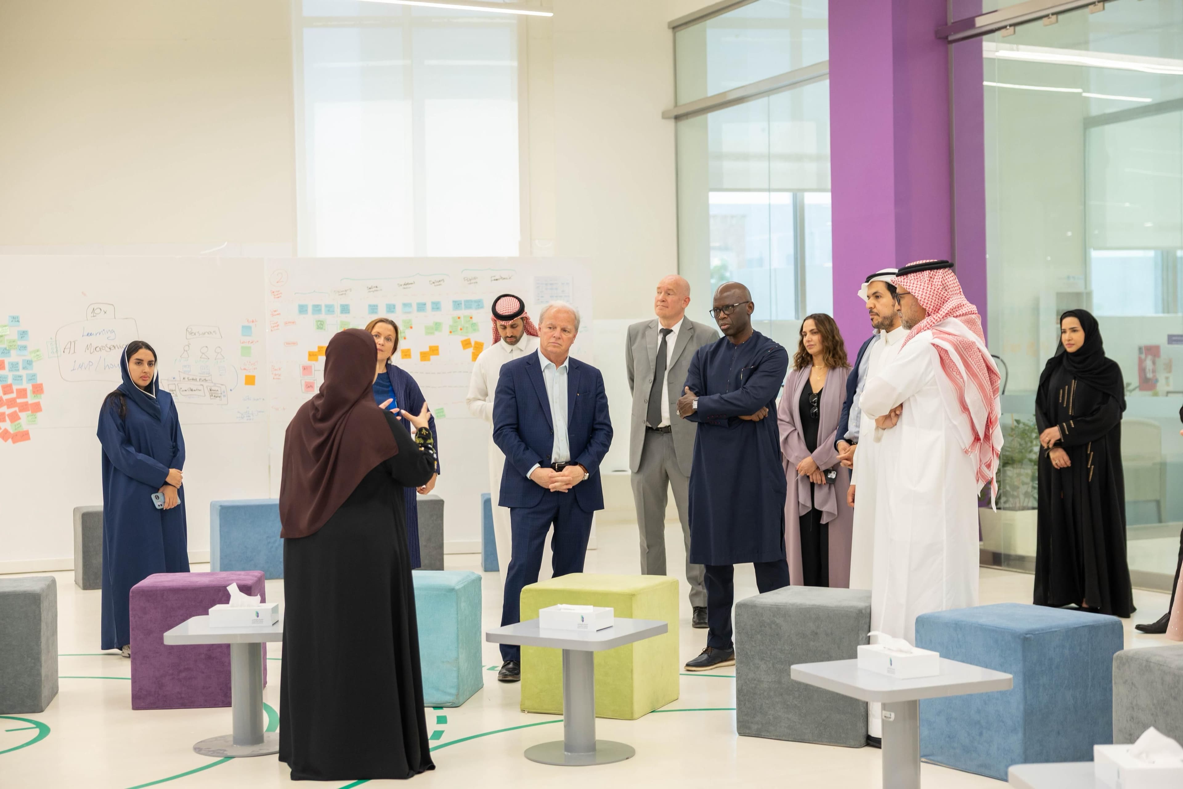 المركز يستقبل وفداً من "البنك الدولي" لتعريفهم بتجربة المملكة في التعليم الإلكتروني