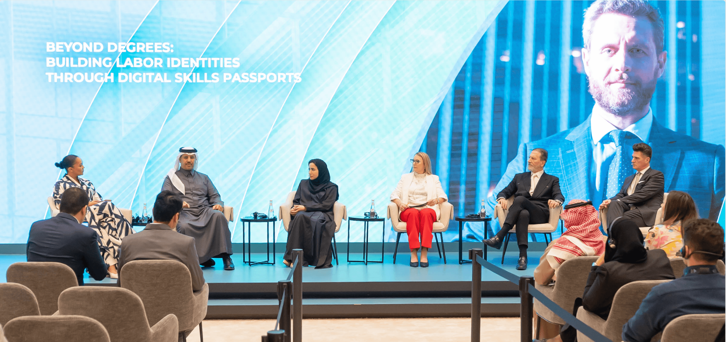 المركز الوطني للتعليم الإلكتروني يشارك في جلسة حوارية بمؤتمر سوق العمل الدولي 2026