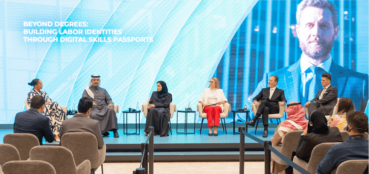المركز الوطني للتعليم الإلكتروني يشارك في جلسة حوارية بمؤتمر سوق العمل الدولي 2026