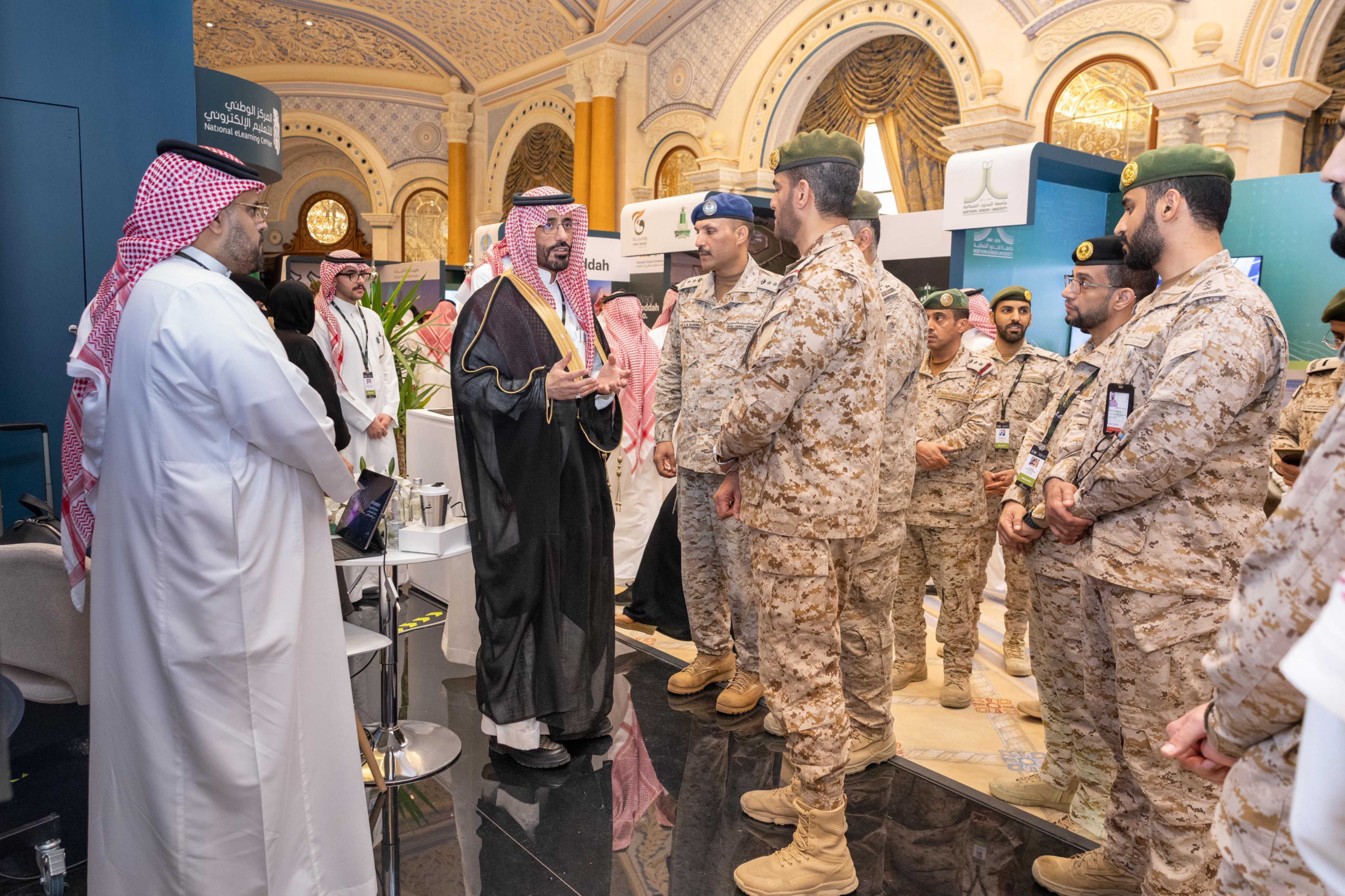 صورة من مشاركة المركز الوطني للتعليم الإلكتروني في المعرض الدولي للتعليم 2025م، تعكس مجموعة من الزوار أثناء زيارة جناح المركز.