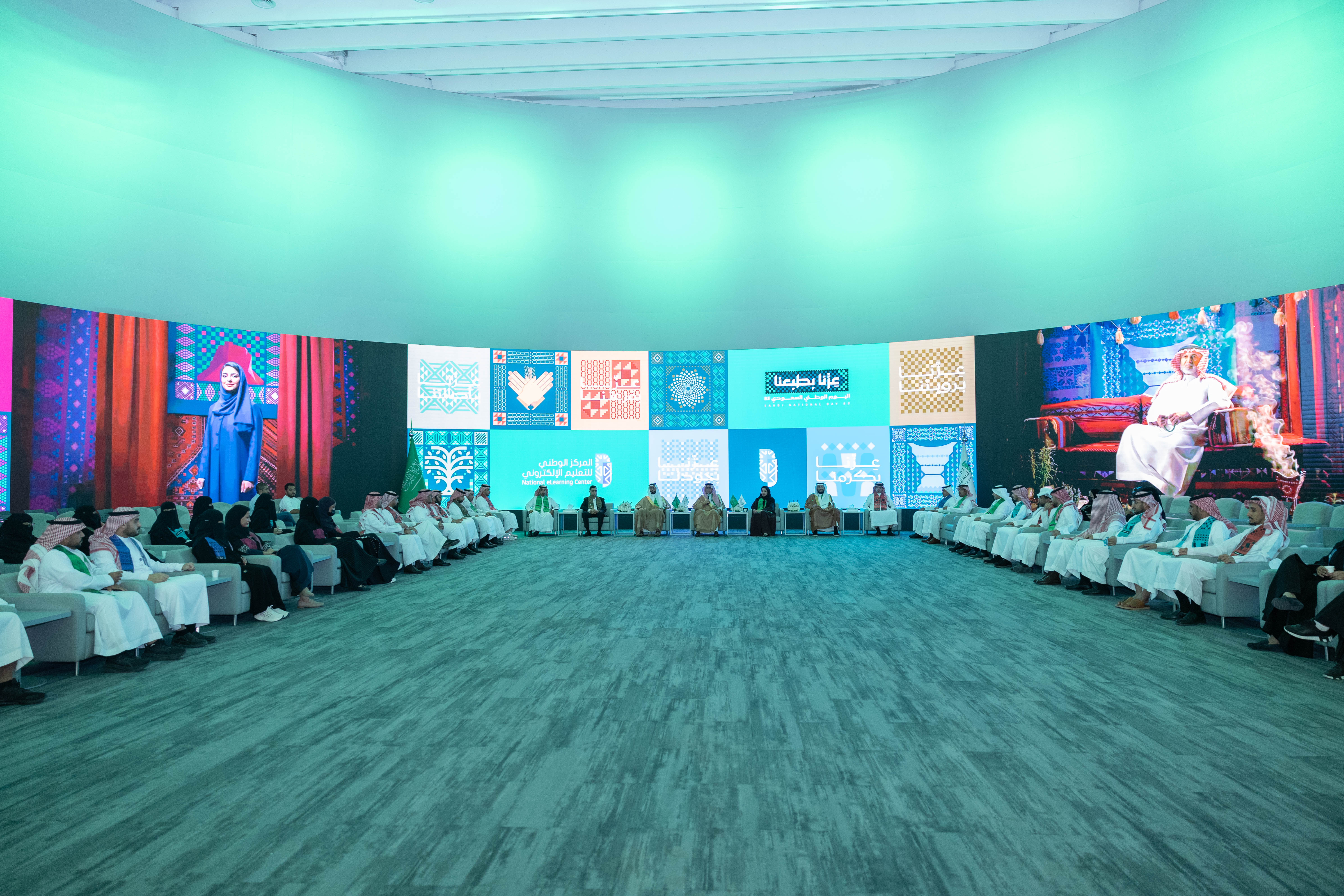 تعكس الصورة عدد من قيادات ومنسوبي المركز أثناء الاحتفال باليوم الوطني الـ 95.