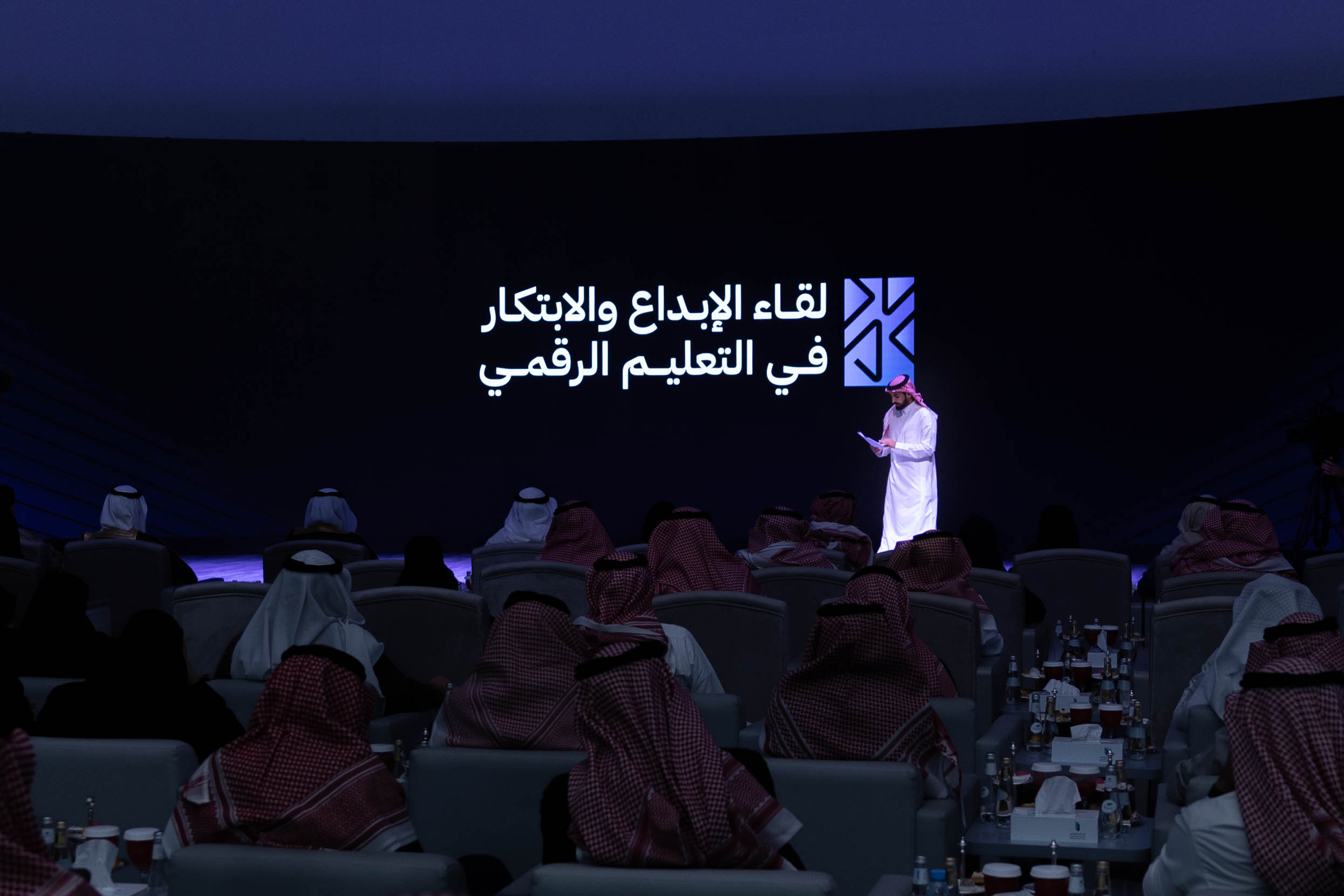 مجموعة صور تعكس عدد من المتحدثين أمام مجموعة من الحضور، ضمن لقاء الابداع والابتكار في التعليم الرقمي في مقر المركز.