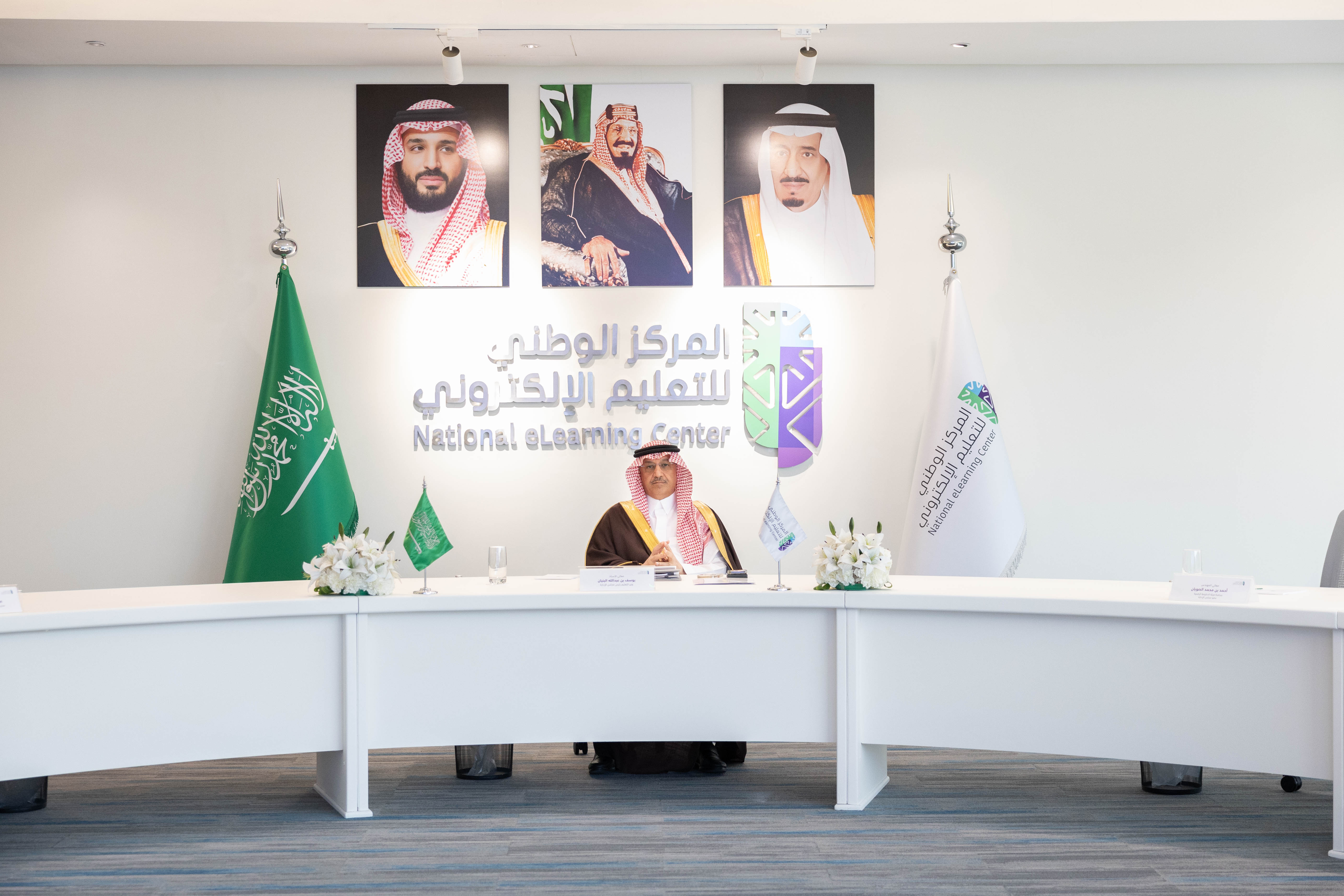 صورة لمعالي وزير التعليم الأستاذ يوسف البنيان وهو يجلس بمنتصف قاعة الاجتماع لبدء اجتماع مجلس الإدارة "العشرين"