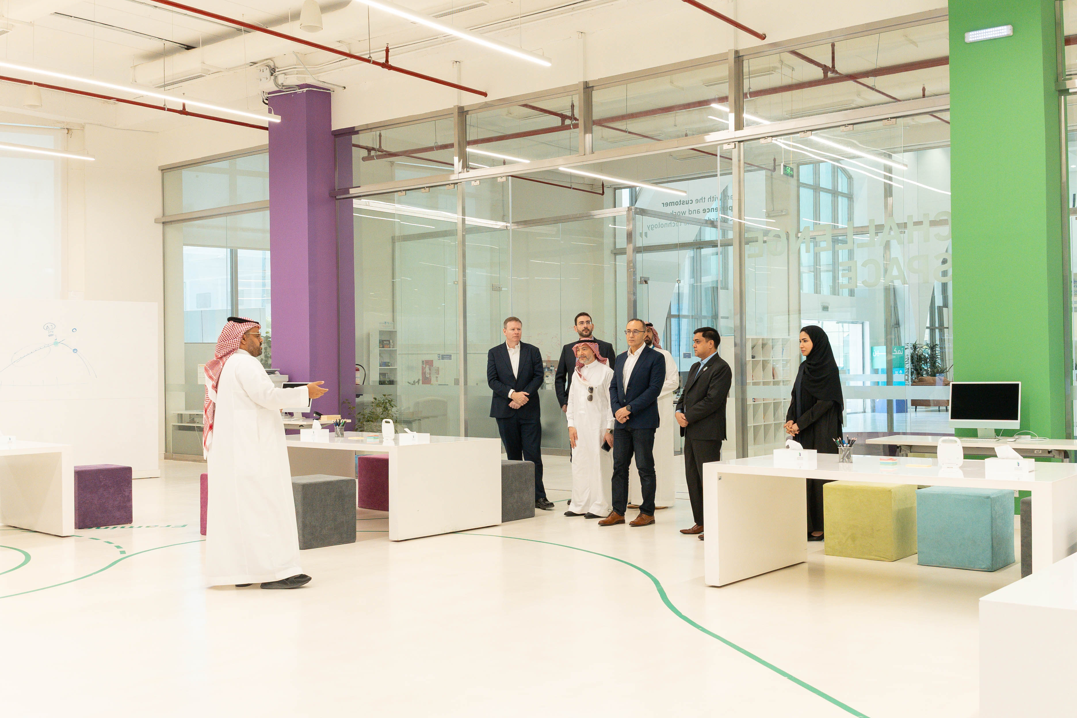 صورة للوفد الزائر للمركز الوطني للتعليم الإلكتروني من شركة أنتل، يتضح فيها 7 رجال، وامرأة.