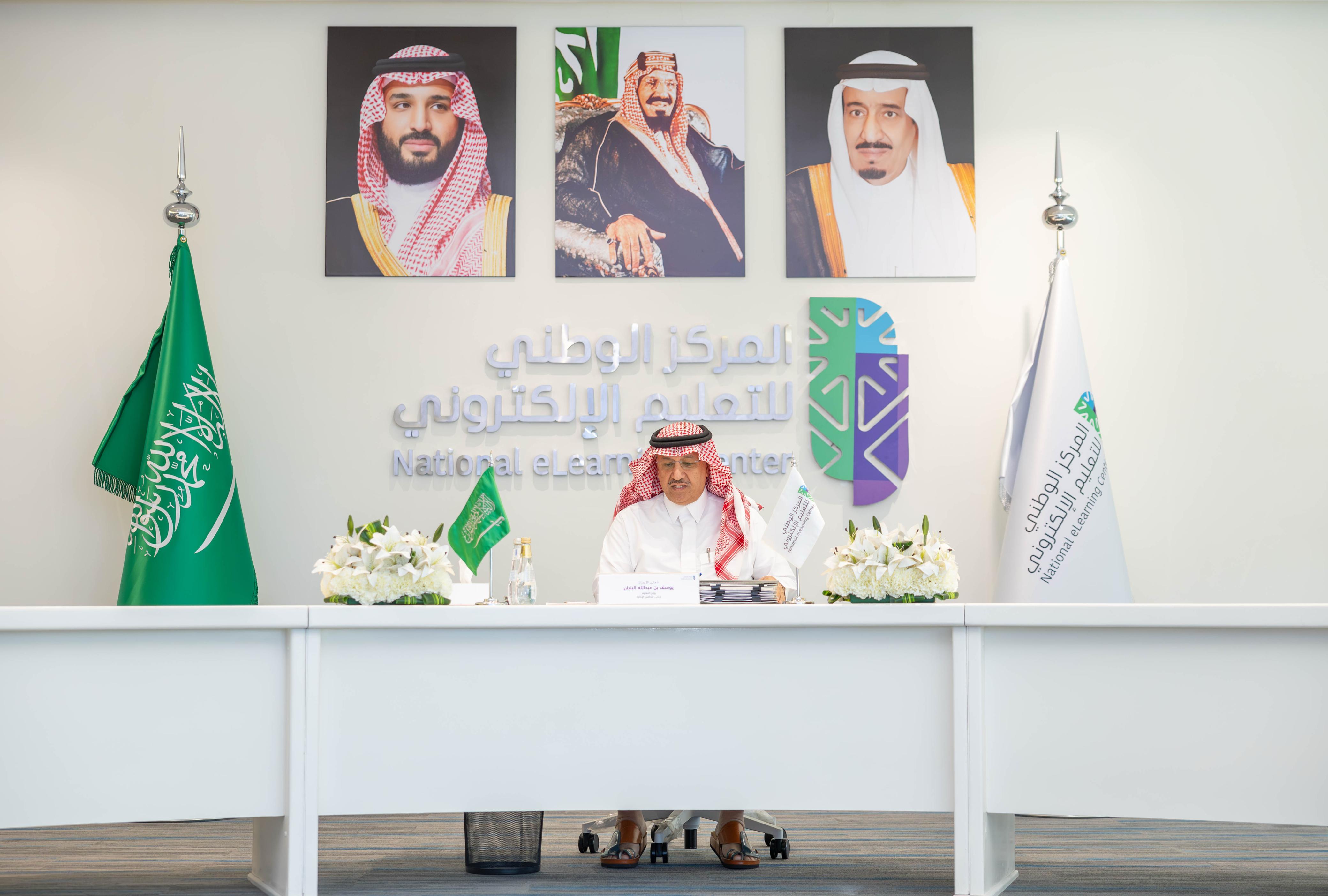 مجموعة صور من اجتماع مجلس إدارة المركز السابع عشر، تعكس معالي الأستاذ يوسف البنيان، سعادة الدكتور عبدالله الوليدي، سعادة المهندس خالد المحيسن، سعادة المهندس أحمد الصويان، إلى جانب وجود شعار وعلم المركز، علم المملكة، وصور قادة المملكة بالخلف. 