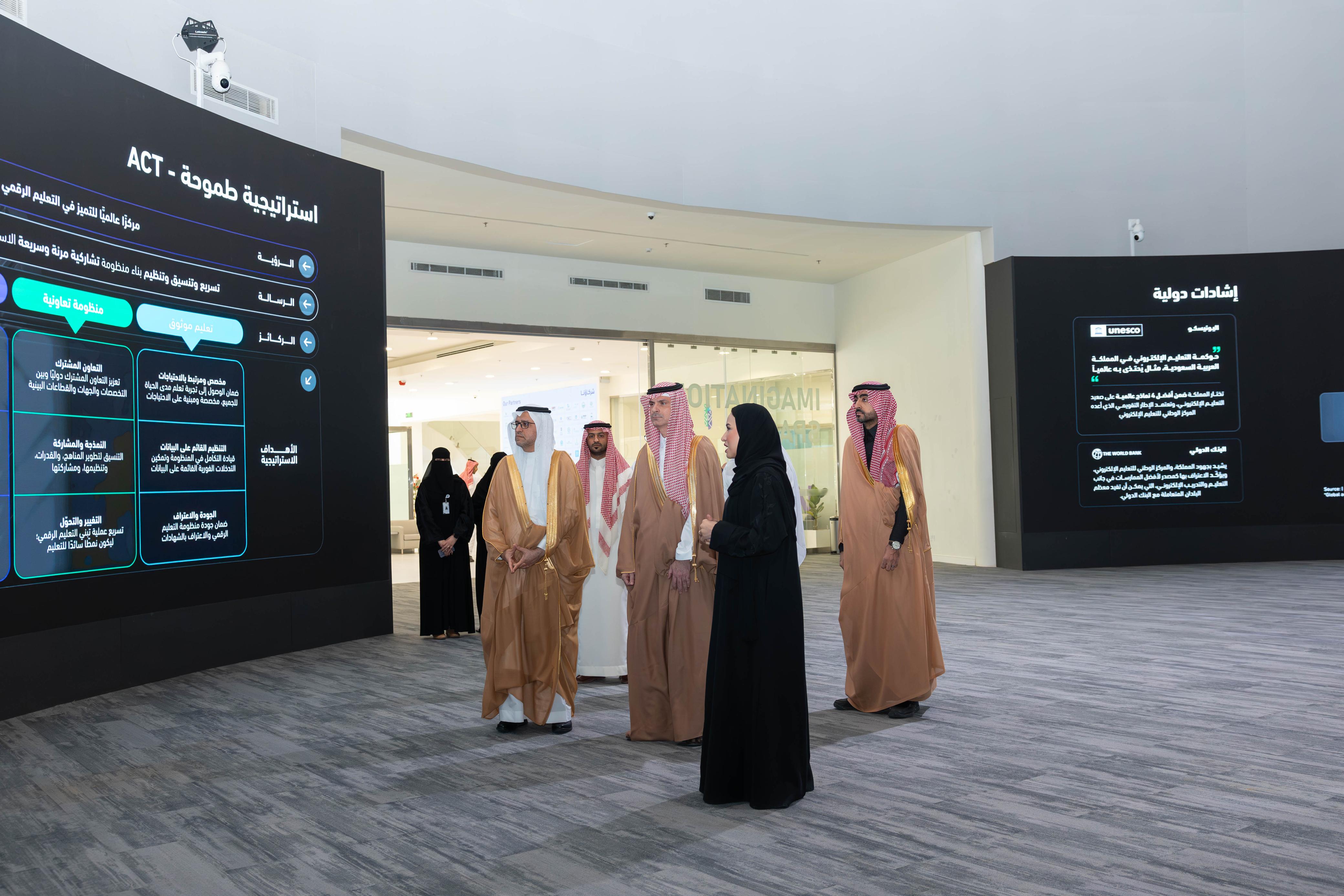 صورة تعكس زيارة رئيس جامعة الجوف إلى المركز الوطني للتعليم الإلكتروني، حيث تعكس سعادة المدير العام للمركز الدكتور عبدالله الوليدي، وسعادة رئيس جامعة الجوف الأستاذ محمد الشايع، إلى جانب الوفد المرافق له.