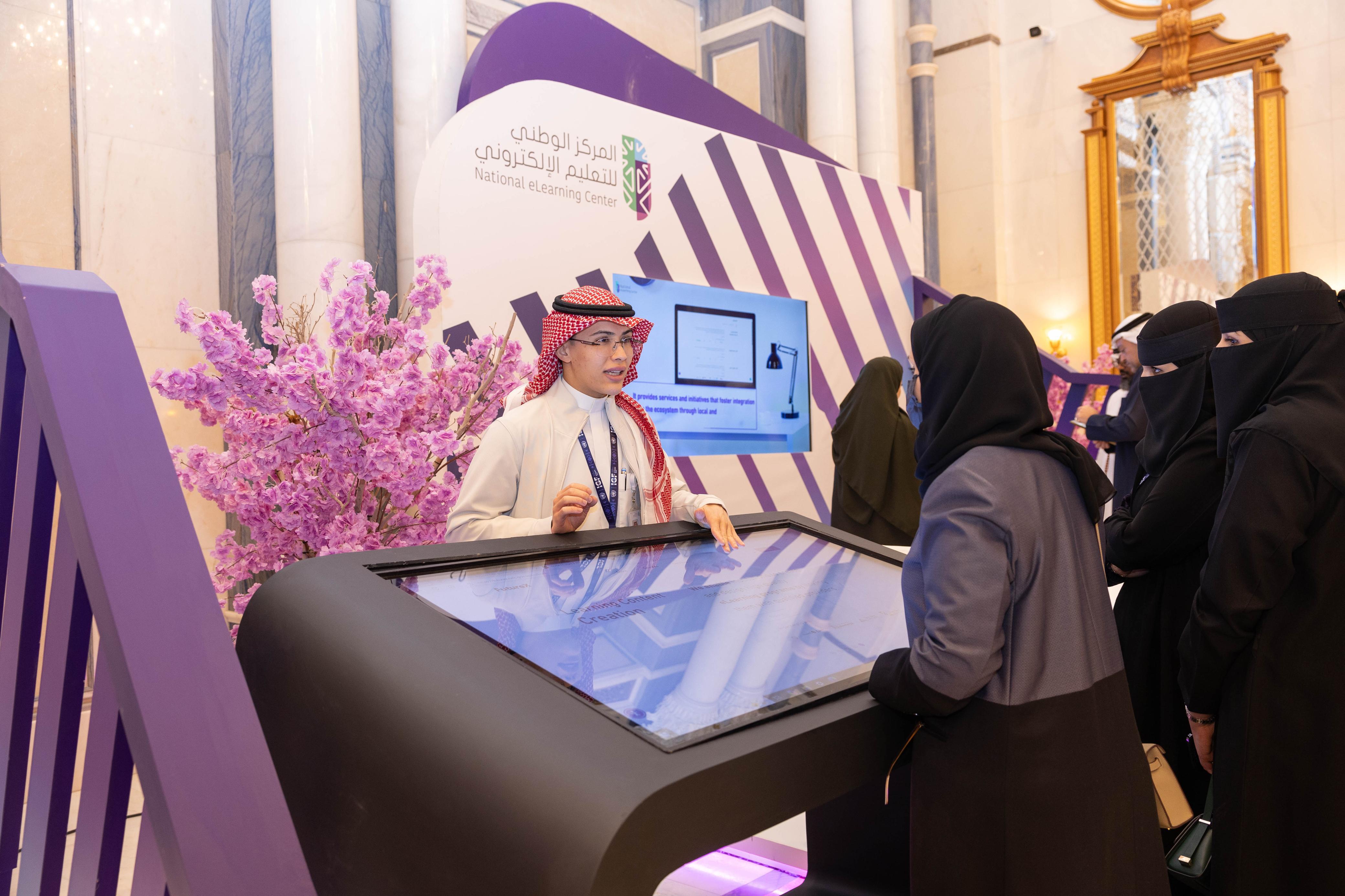 مجموعة من الصور تعكس زيارة عدد من الزوار إلى جناح المركز الوطني للتعليم الإلكتروني، ضمن ملتقى الحكومة الرقمية 2024.