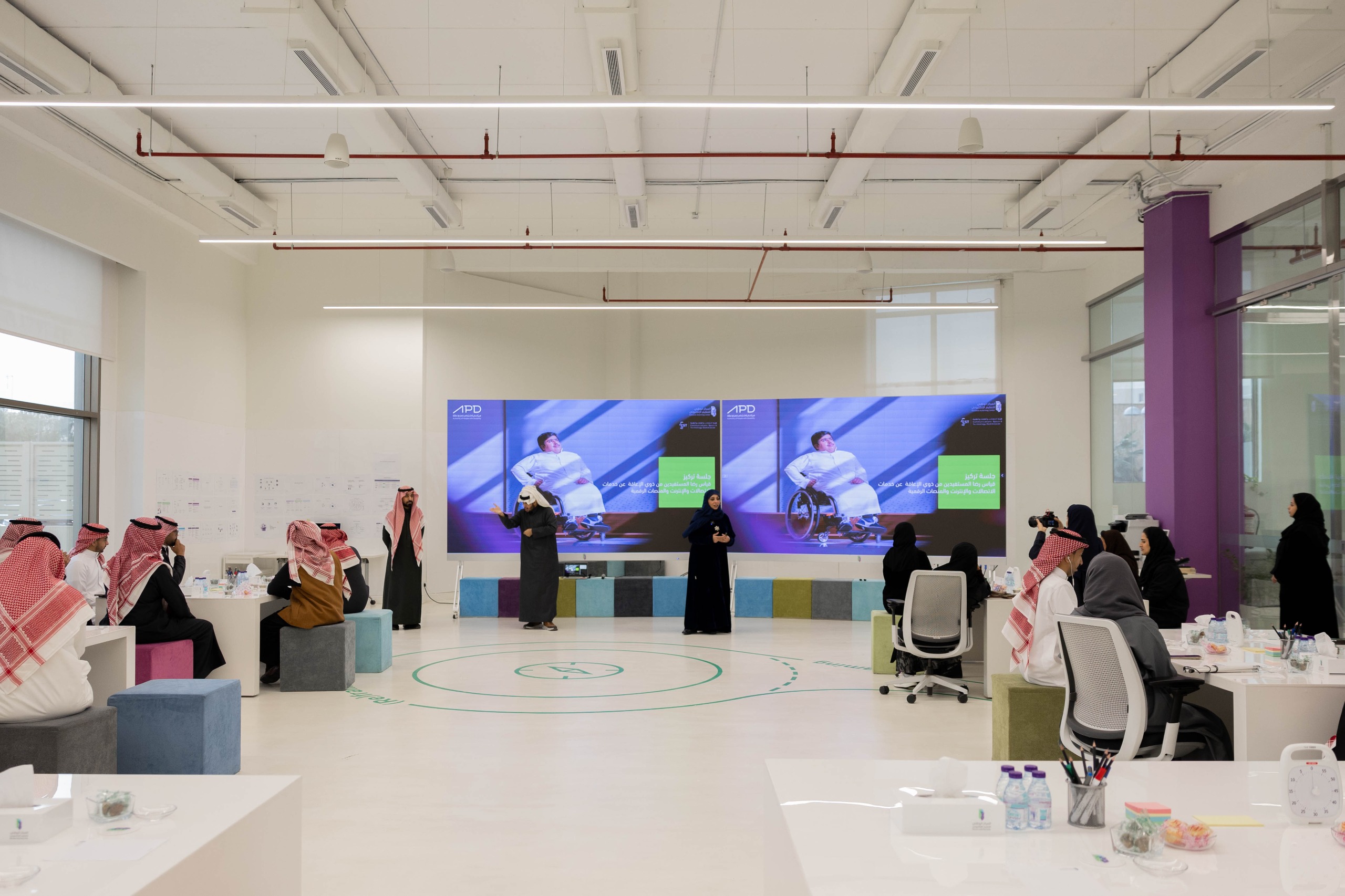 صورة من استضافة المركز الوطني للتعليم الإلكتروني ورشة عمل، تعكس مجموعة من حضور الورشة.