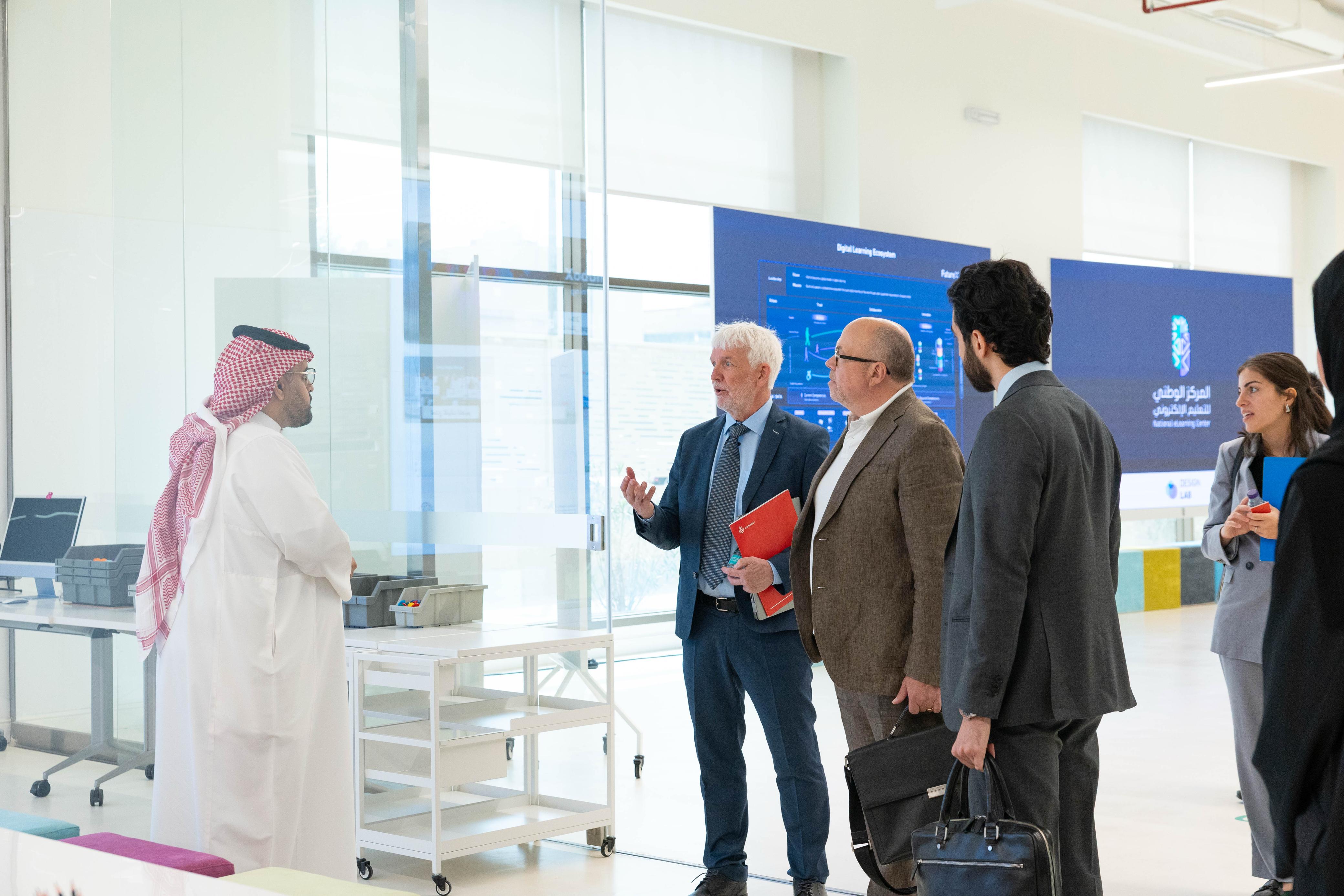 صورة للوفد الدنماركي أثناء زيارته للمركز الوطني للتعليم الإلكتروني، تعكس 4 رجال، وامرأة.