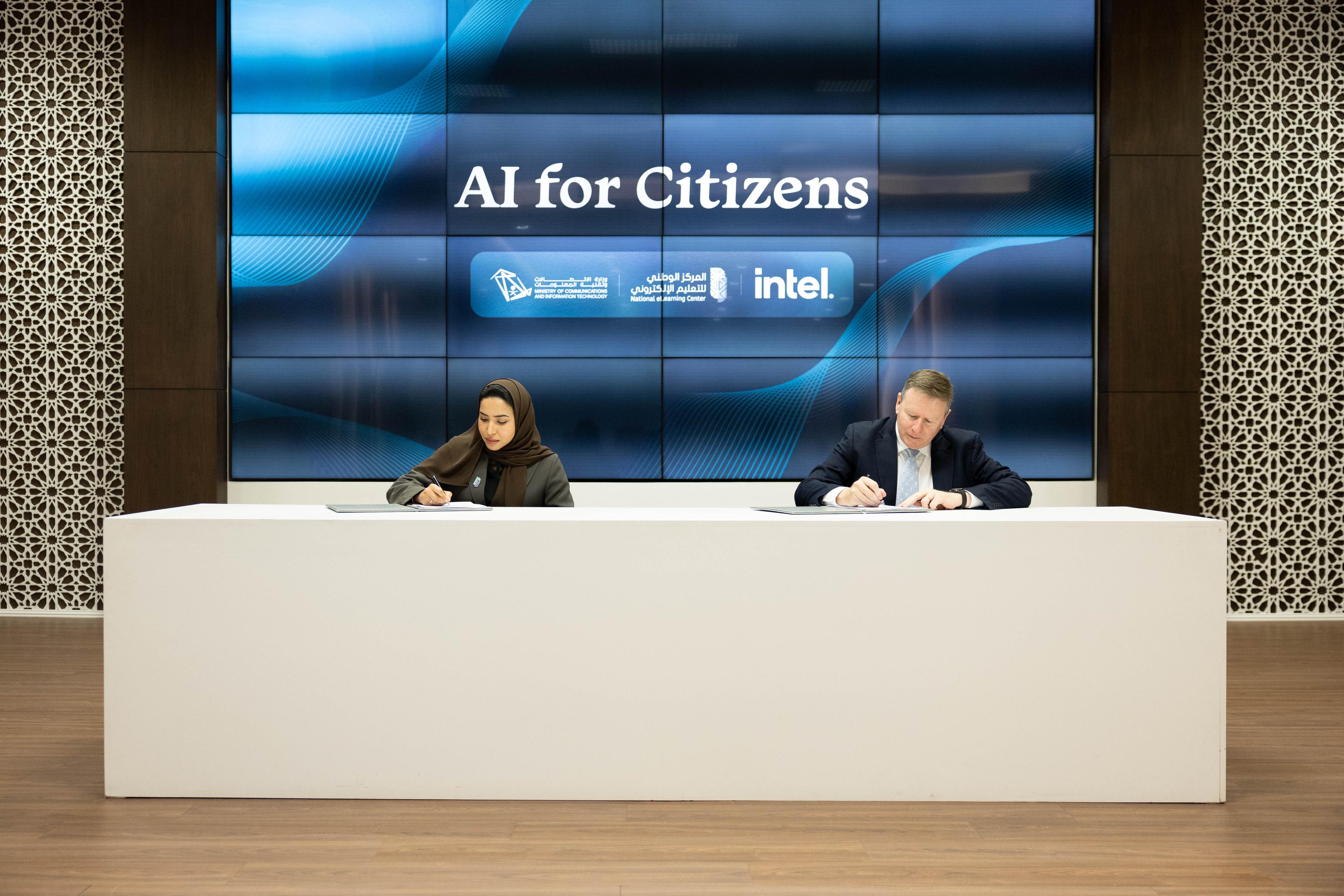صورة لتوقيع مذكرة تفاهم، توضح الدكتورة هاجر بن عصفور، وممثل شركة أنتل المدير العام لمنطقة أوروبا والشرق الأوسط وافريقيا.