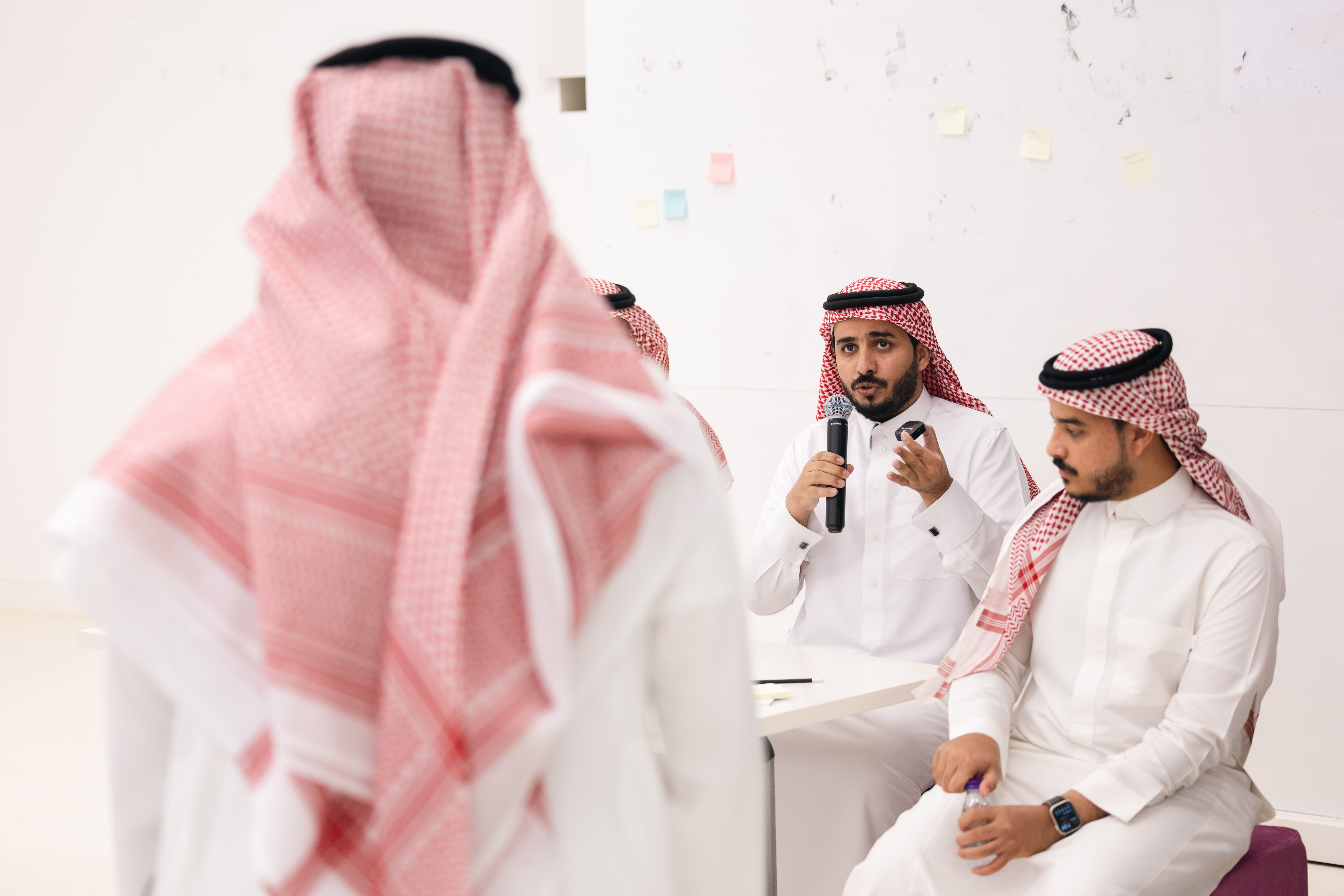 صور من أول ورش عمل تحدي تقنيات التعليم، توضح وجود متحدث أمام مجموعة من الحضور، وتعكس تفاعلهم معه.