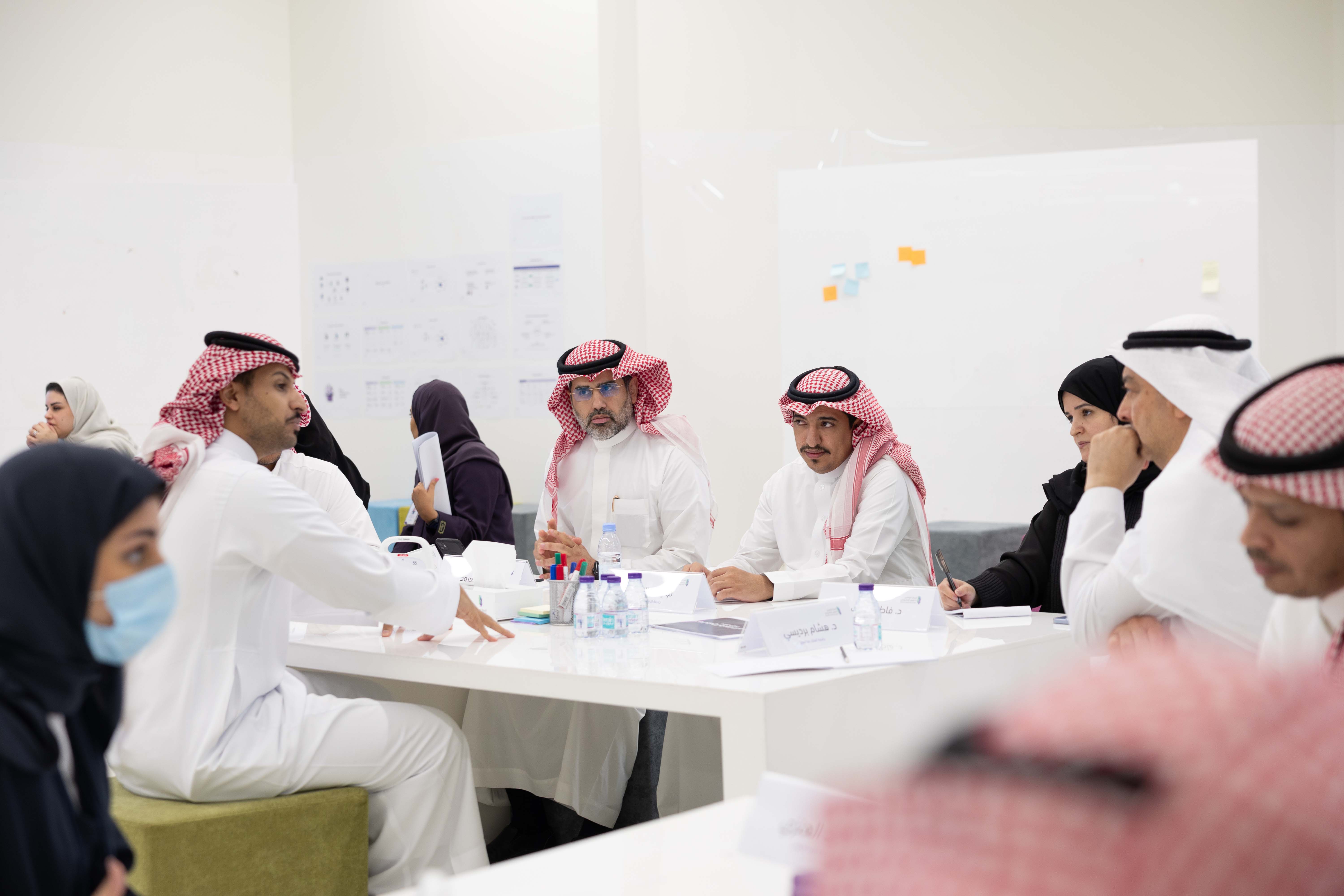 صور من إقامة ورشة عمل إطار البرامج الجامعية القصيرة في مقر المركز، توضح المتحدث مقابل عدد من الحضور.