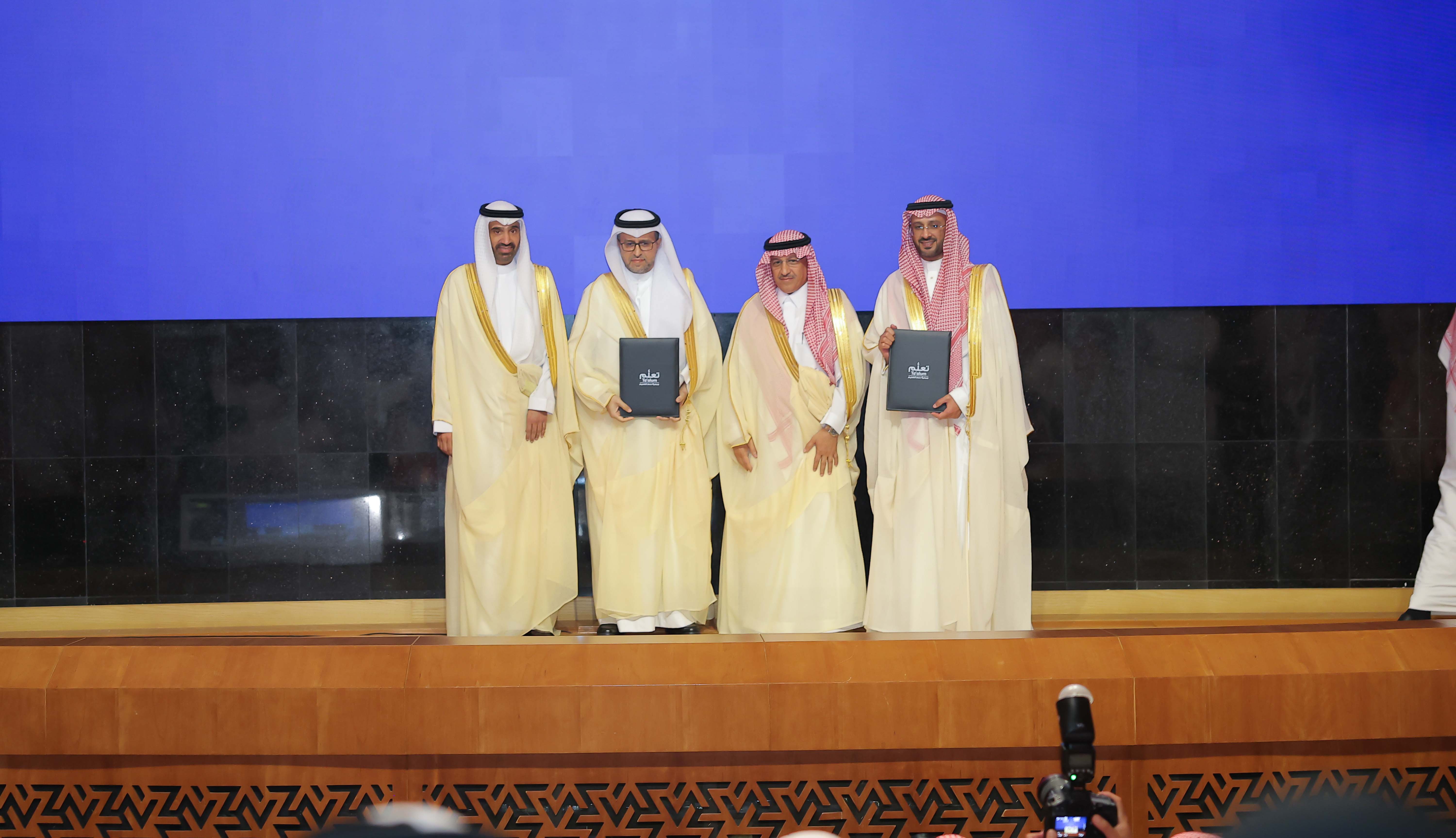 صور من توقيع المركز الوطني للتعليم الإلكتروني مذكرة تفاهم مع جمعية تعلم، تعكس معالي المهندس أحمد الراجحي، ومعالي وزير التعليم  الأستاذ يوسف البنيان، وسعادة مدير عام المركز الدكتور عبدالله الوليدي، إلى جانب رجل.  