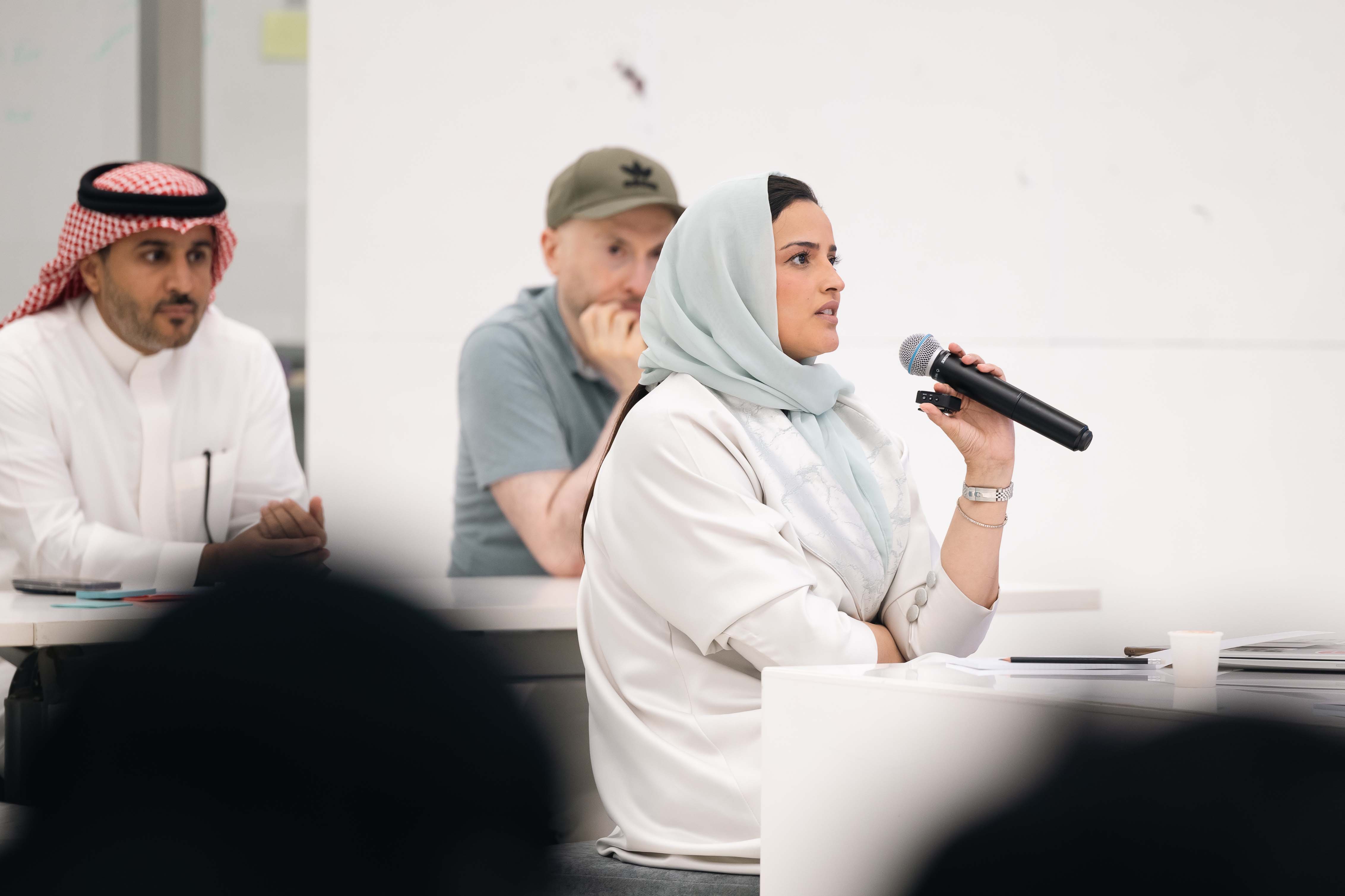 صور من أول ورش عمل تحدي تقنيات التعليم، توضح وجود متحدث أمام مجموعة من الحضور، وتعكس تفاعلهم معه.