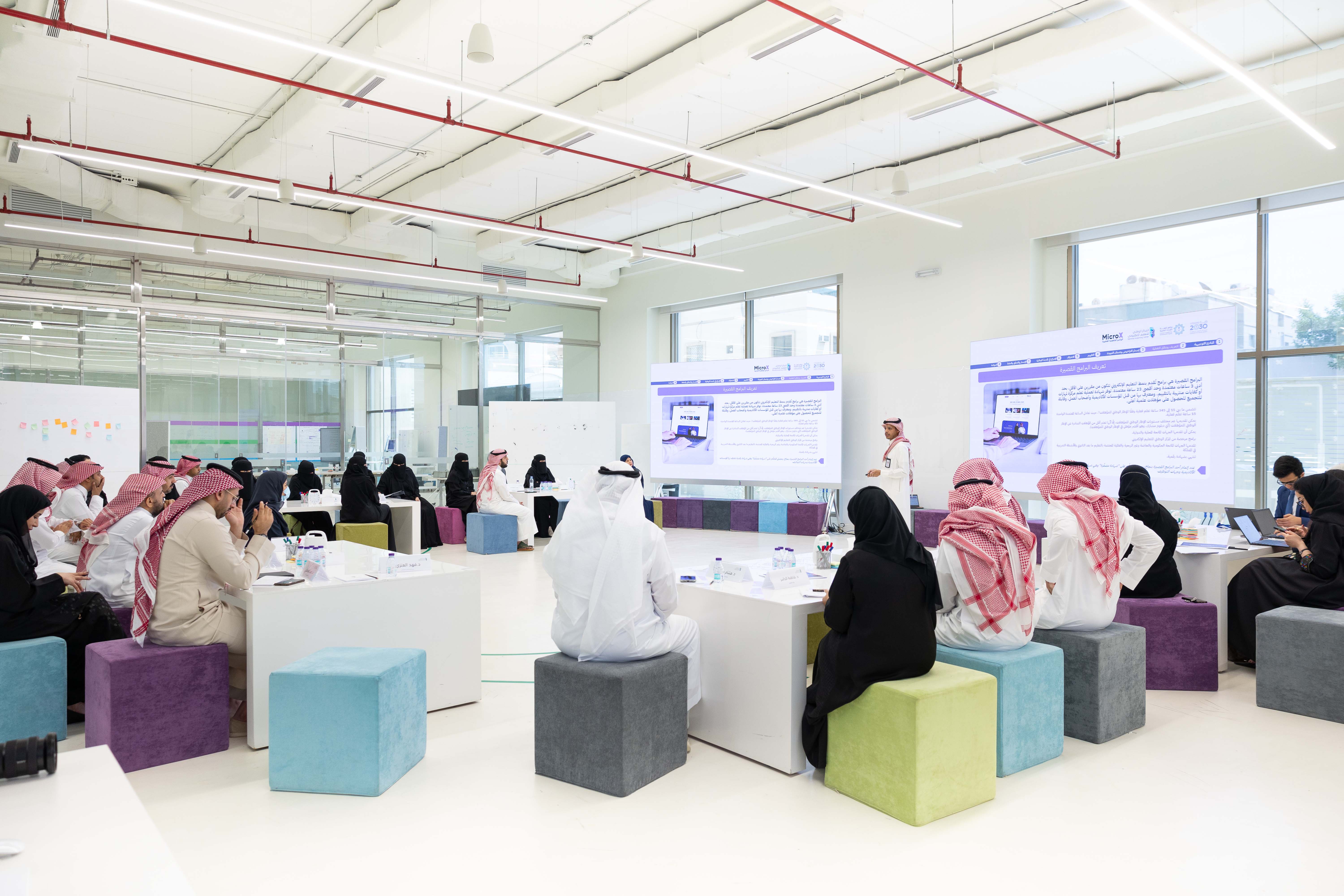 صور من إقامة ورشة عمل إطار البرامج الجامعية القصيرة في مقر المركز، توضح المتحدث مقابل عدد من الحضور.