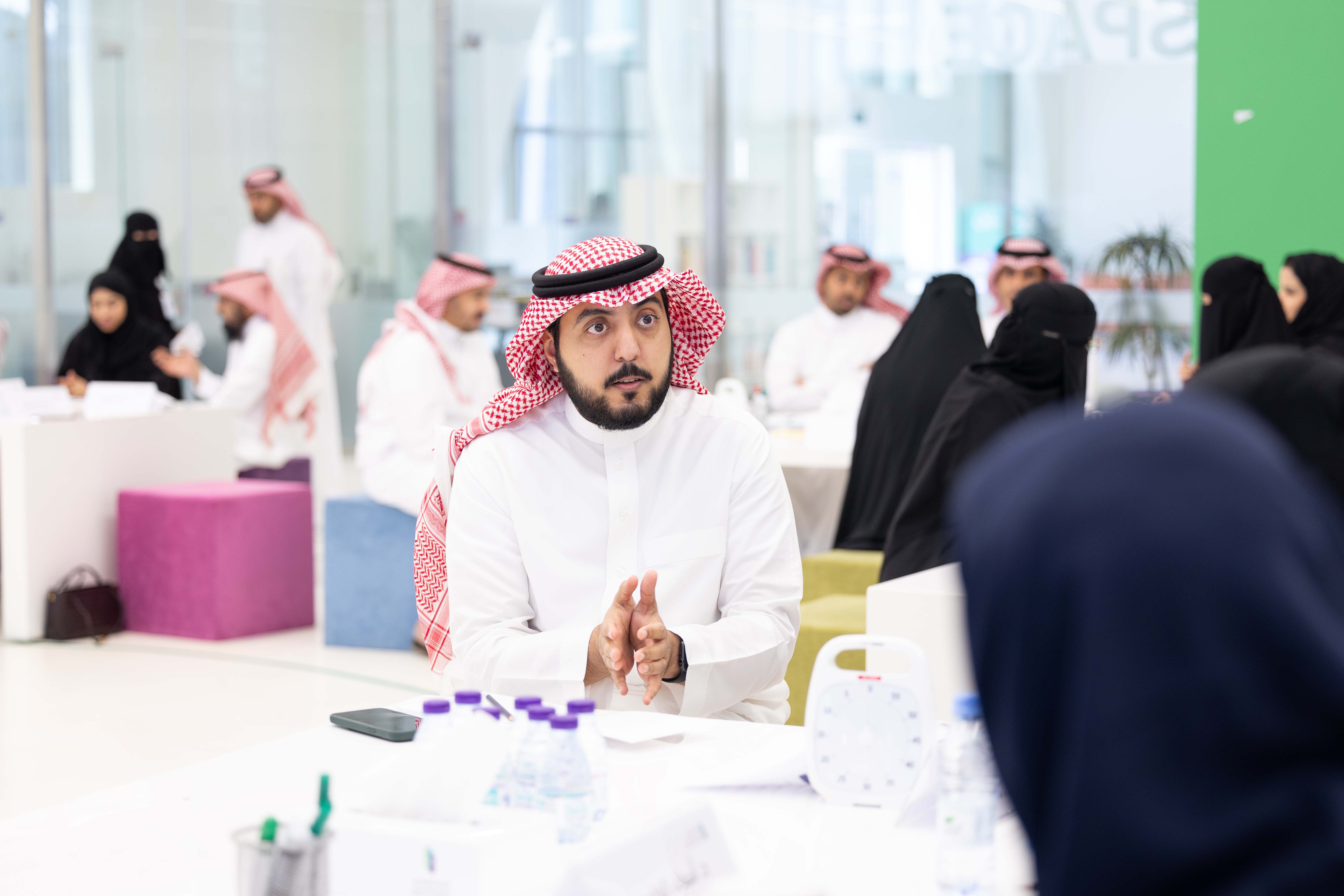 صور من إقامة ورشة عمل إطار البرامج الجامعية القصيرة في مقر المركز، توضح المتحدث مقابل عدد من الحضور.