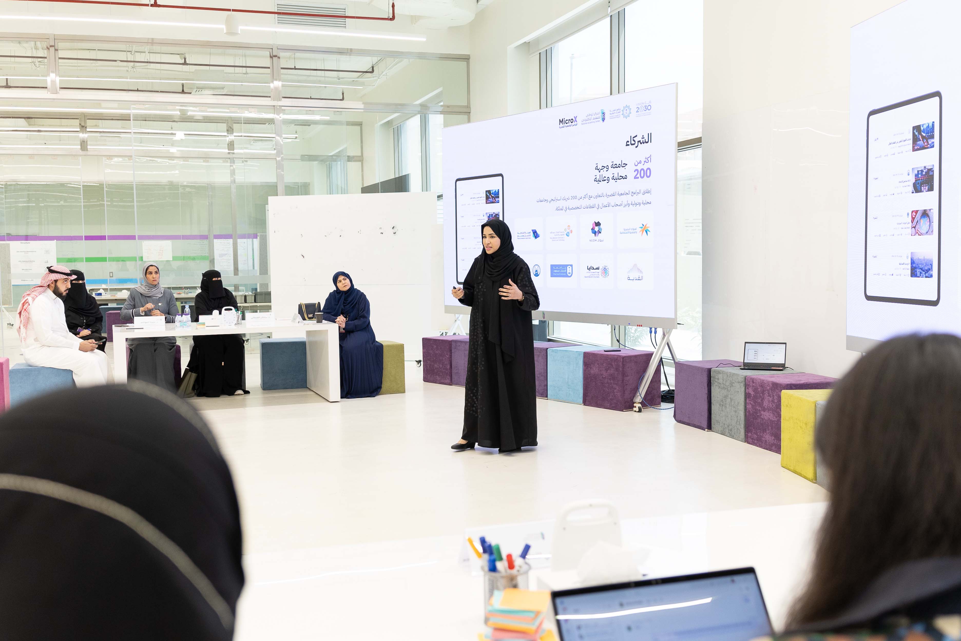 صور من إقامة ورشة عمل إطار البرامج الجامعية القصيرة في مقر المركز، توضح المتحدث مقابل عدد من الحضور.