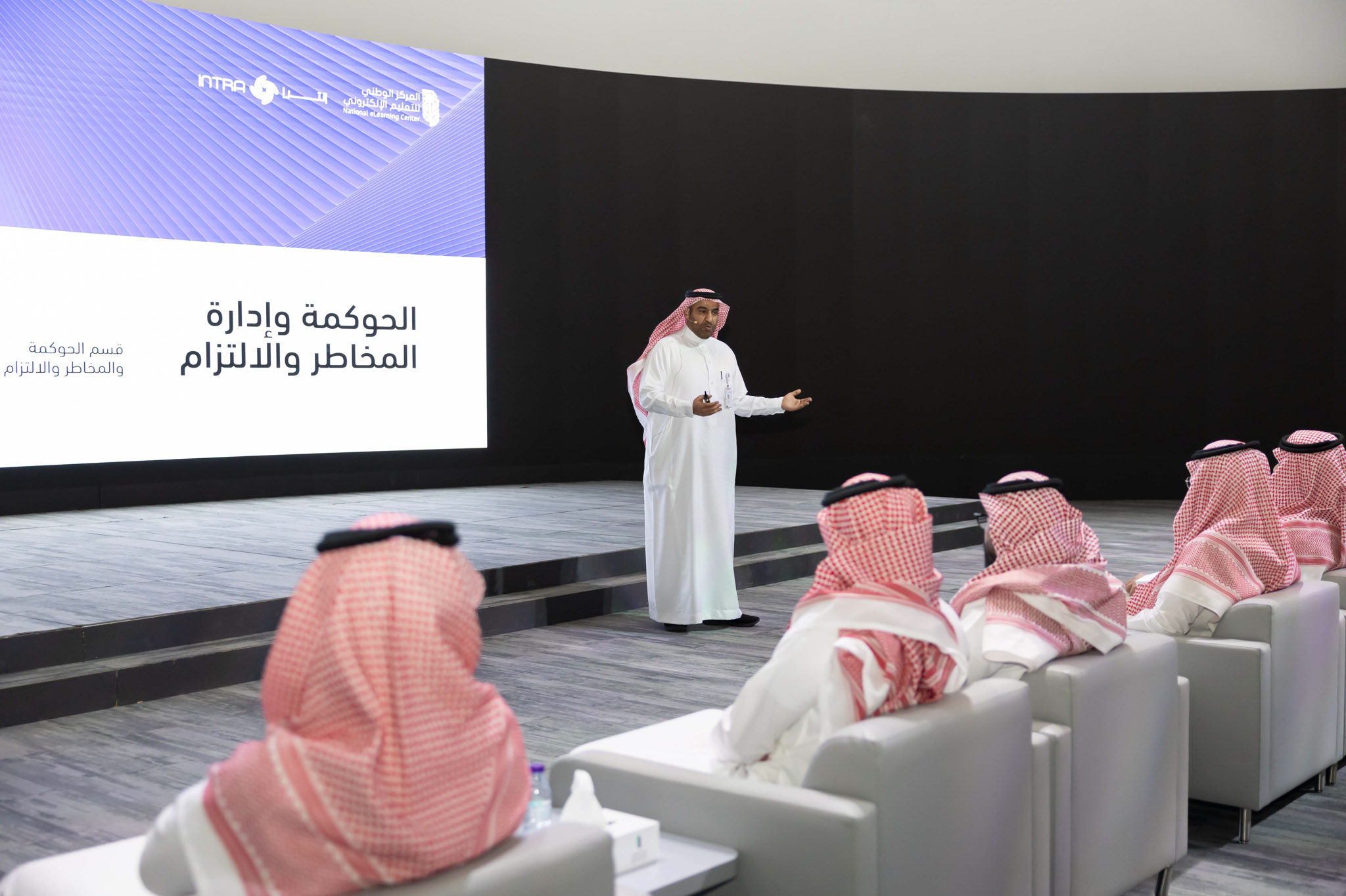 صور من إقامة ورشتي عمل في مقر المركز، تعكس المتحدثين أمام عدد من الحضور.