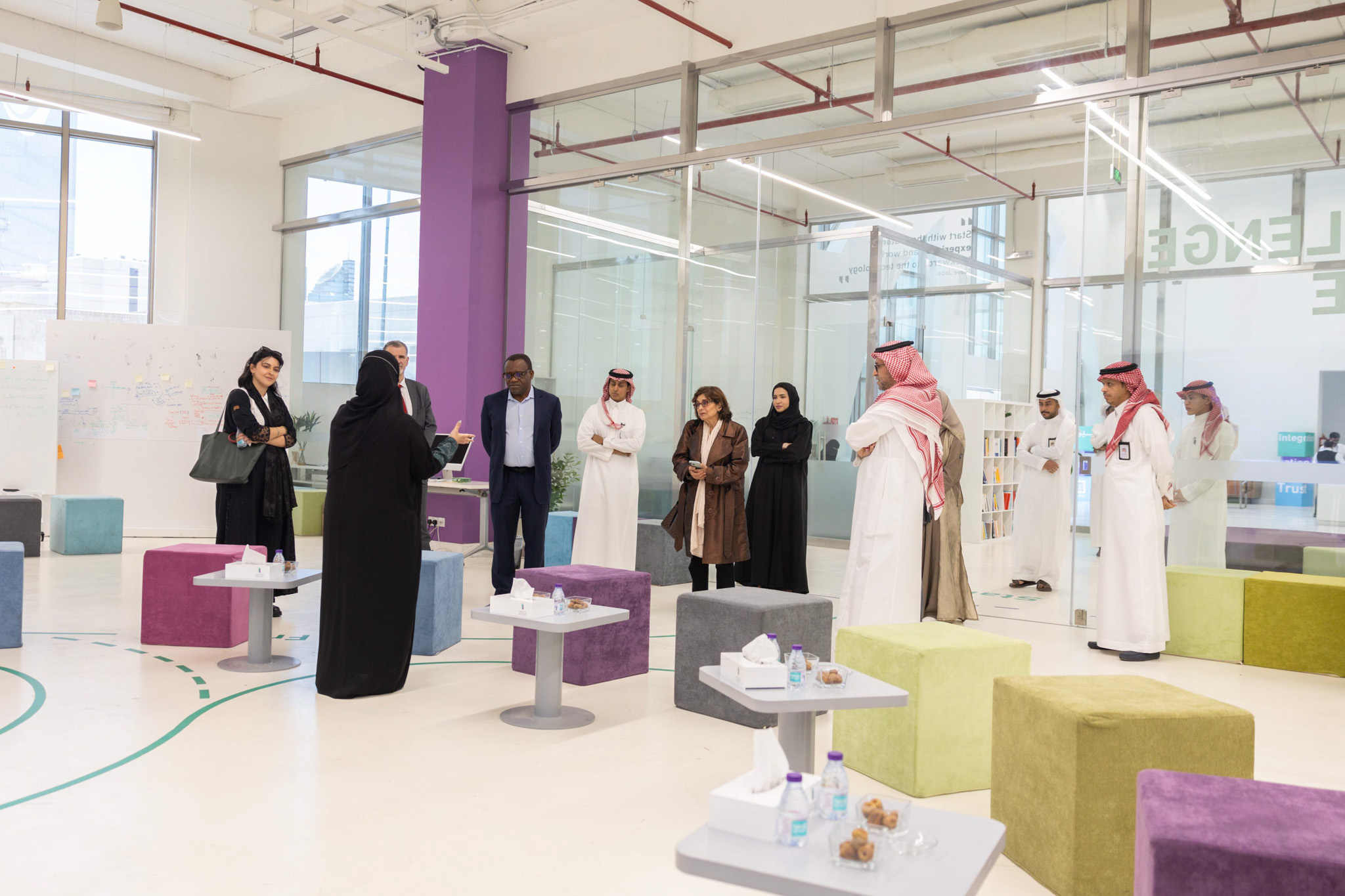 صور تعكس استقبال سعادة الدكتور عبدالله الوليدي لوفد البنك الدولي، في مقر المركز.