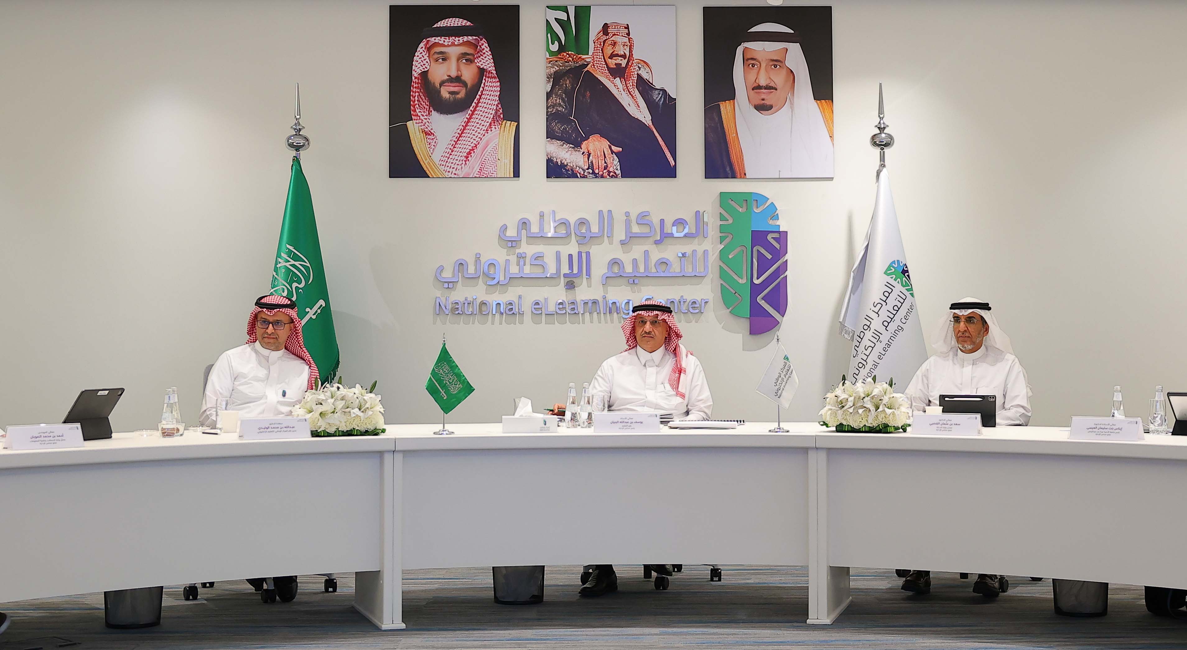 صور من اجتماع مجلس إدارة المركز السادس عشر، تعكس وجود معالي الأستاذ يوسف البنيان، الدكتور عبدالله الوليدي، الدكتور سعد القصبي، الدكتور أحمد الزهراني، المهندس أحمد الصويان، الدكتورة إيناس التميمي، إضافة لوجود شعار وعلم المركز، علم المملكة، وصور لقادة المملكة في الخلف.