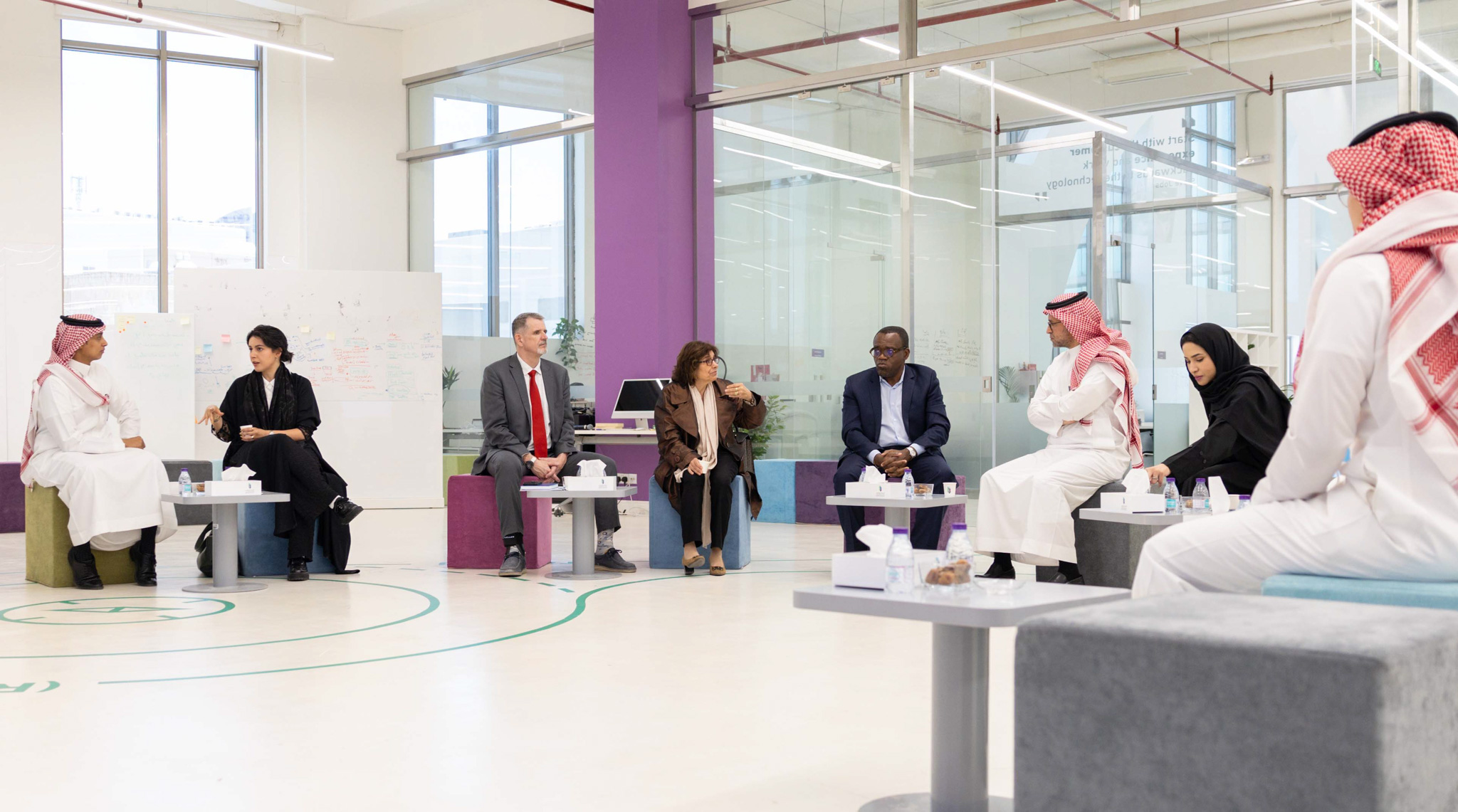 صور تعكس استقبال سعادة الدكتور عبدالله الوليدي لوفد البنك الدولي، في مقر المركز.