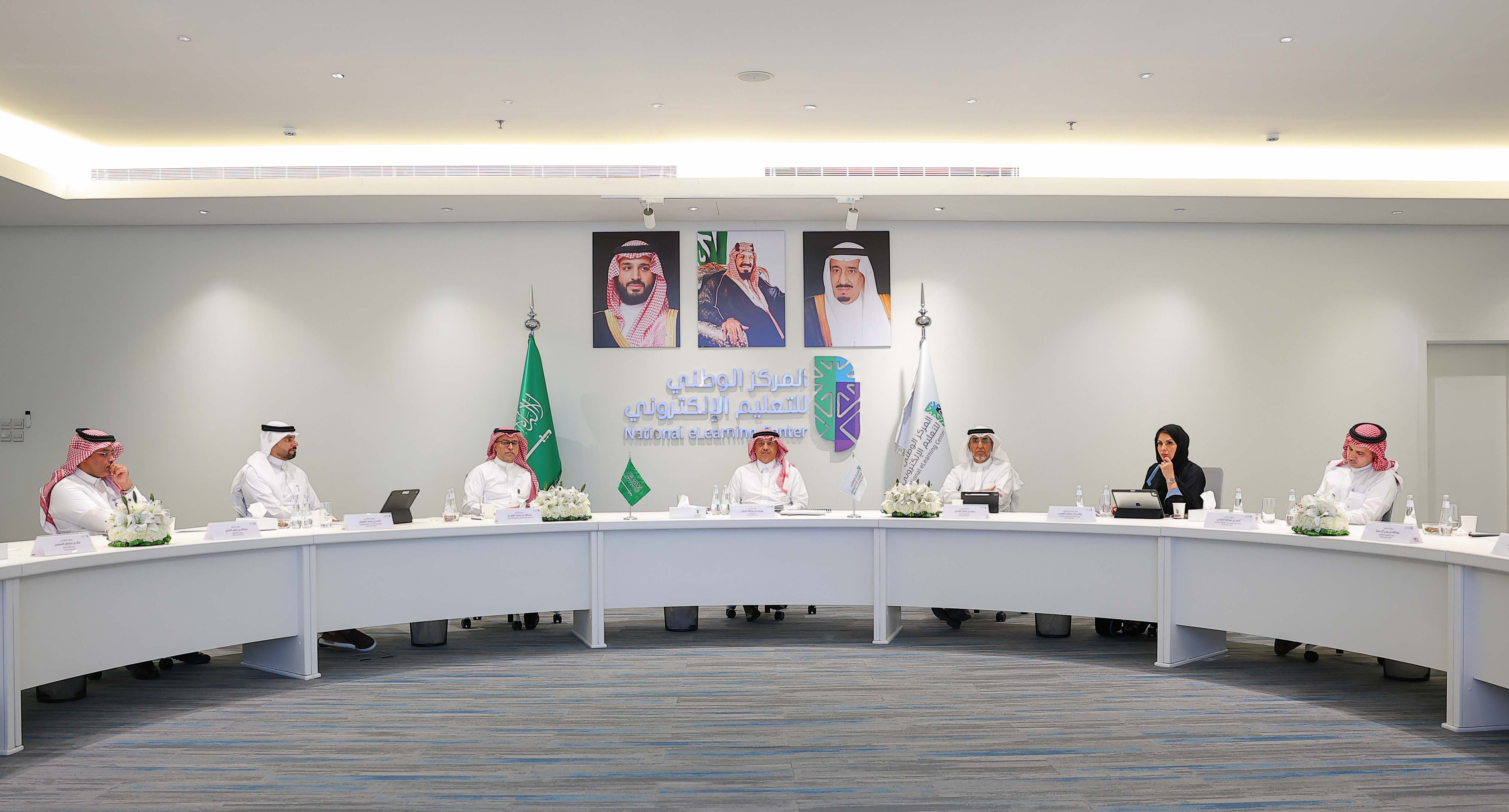 صور من اجتماع مجلس إدارة المركز السادس عشر، تعكس وجود معالي الأستاذ يوسف البنيان، الدكتور عبدالله الوليدي، الدكتور سعد القصبي، الدكتور أحمد الزهراني، المهندس أحمد الصويان، الدكتورة إيناس التميمي، إضافة لوجود شعار وعلم المركز، علم المملكة، وصور لقادة المملكة في الخلف.