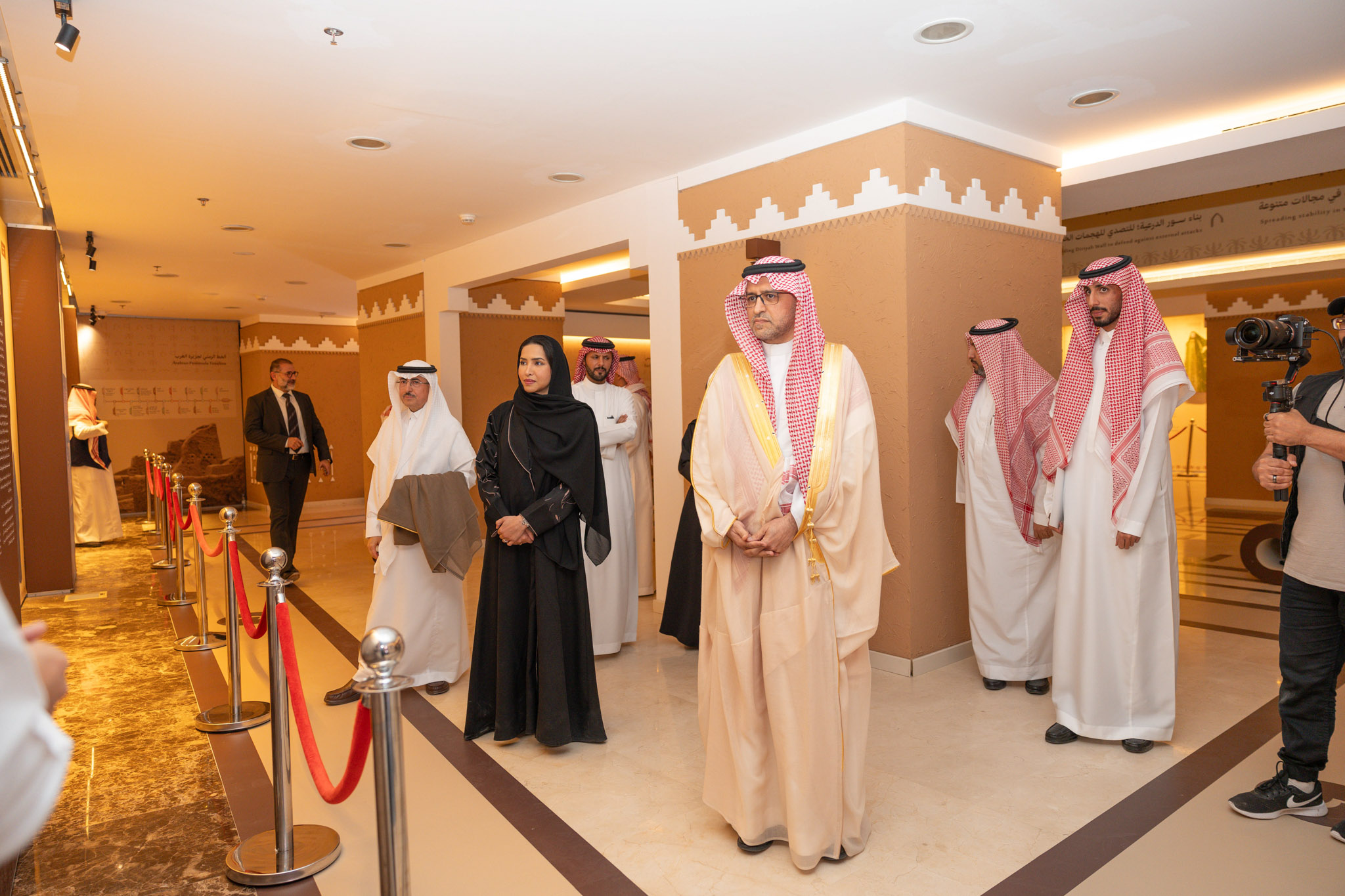 صور من توقيع مذكرة تفاهم بين المركز وأكاديمية واس، إلى جانب زيارة الدكتور عبدالله الوليدي معرض تاريخ الدولة السعودية في مقر واس، كما تعكس الصور وجود معالي الأستاذ يوسف البنيان، إلى جانب عدد من القادة والحضور. 