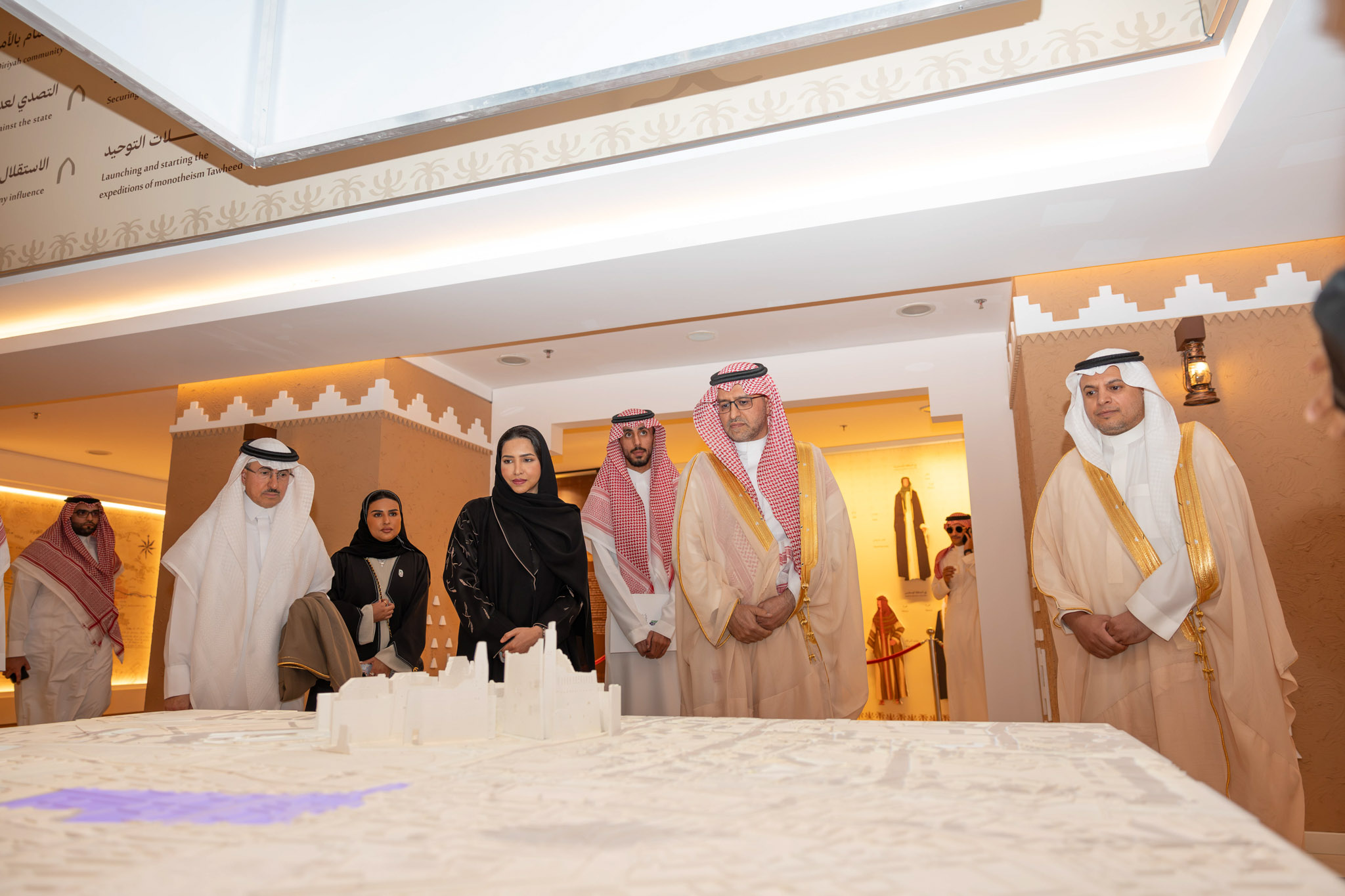 صور من توقيع مذكرة تفاهم بين المركز وأكاديمية واس، إلى جانب زيارة الدكتور عبدالله الوليدي معرض تاريخ الدولة السعودية في مقر واس، كما تعكس الصور وجود معالي الأستاذ يوسف البنيان، إلى جانب عدد من القادة والحضور. 