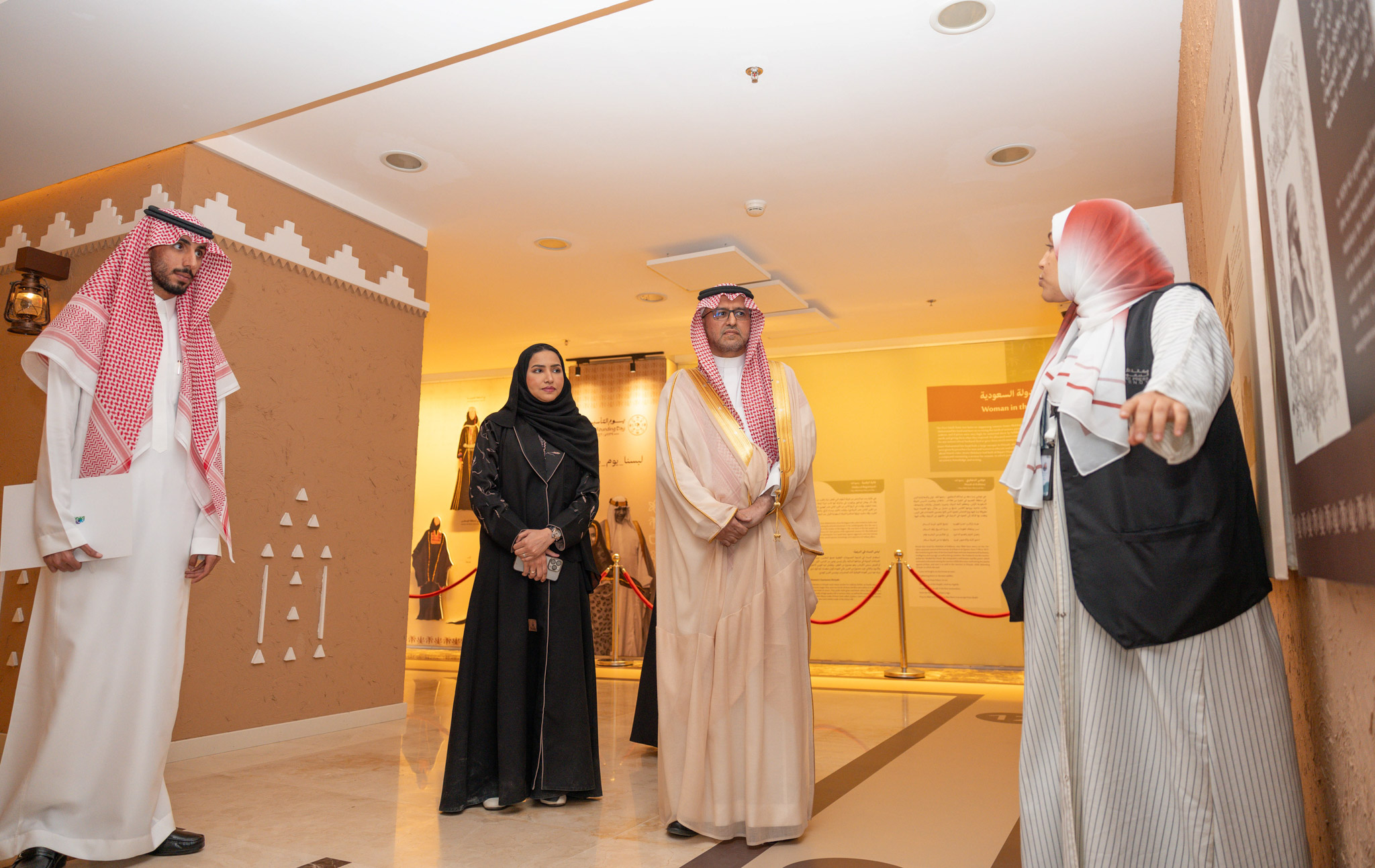 صور من توقيع مذكرة تفاهم بين المركز وأكاديمية واس، إلى جانب زيارة الدكتور عبدالله الوليدي معرض تاريخ الدولة السعودية في مقر واس، كما تعكس الصور وجود معالي الأستاذ يوسف البنيان، إلى جانب عدد من القادة والحضور. 