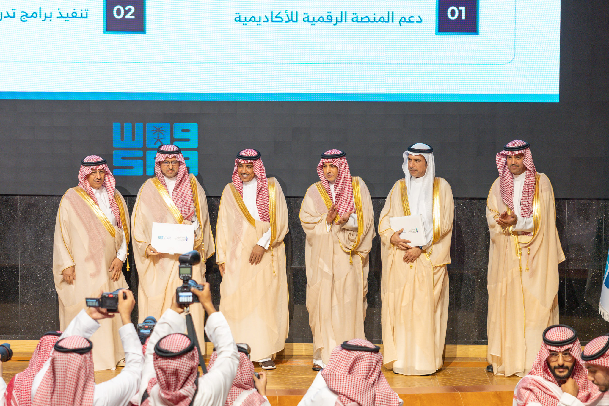 صور من توقيع مذكرة تفاهم بين المركز وأكاديمية واس، إلى جانب زيارة الدكتور عبدالله الوليدي معرض تاريخ الدولة السعودية في مقر واس، كما تعكس الصور وجود معالي الأستاذ يوسف البنيان، إلى جانب عدد من القادة والحضور. 