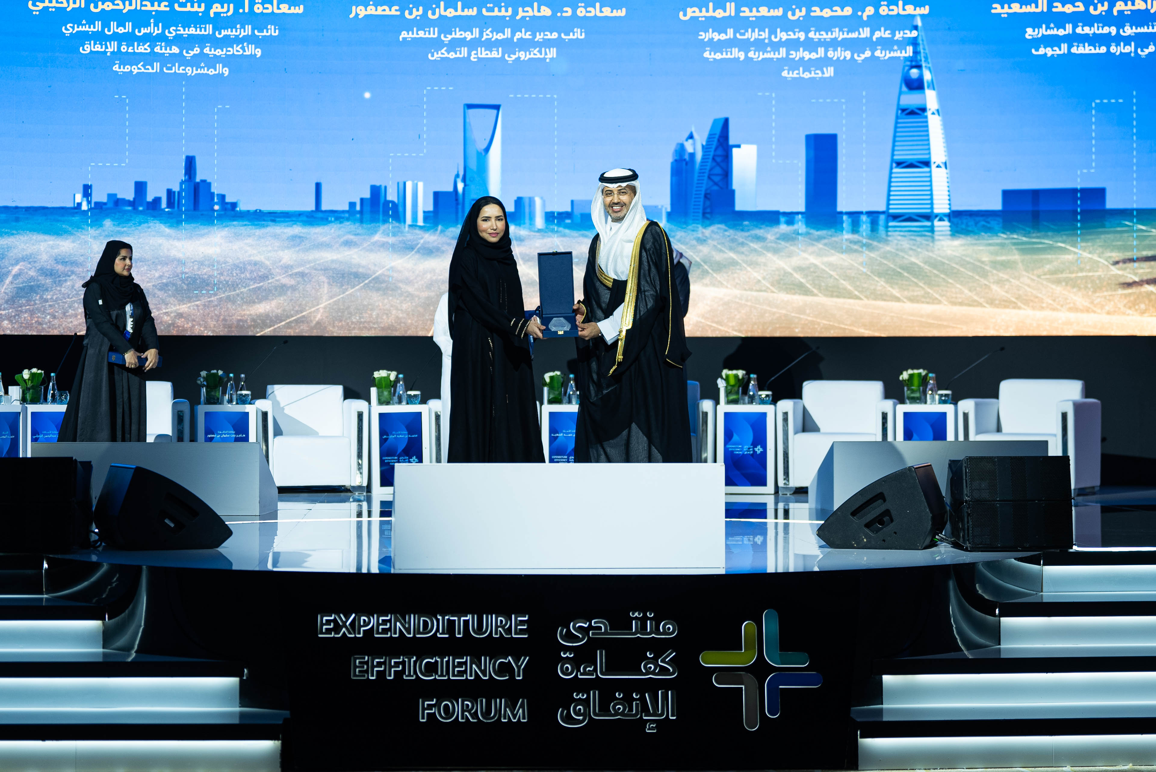 صور من إطلاق منصة أكاديمية هيئة كفاءة الإنفاق والمشروعات الحكومية، ضمن منتدى كفاءة الإنفاق، تعكس مجموعة من الحضور أمام مجموعة من المتحدثين. 