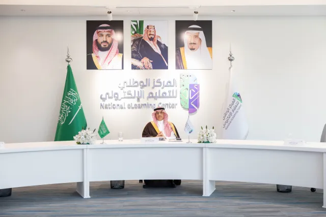 صورة لمعالي وزير التعليم الأستاذ يوسف البنيان وهو يجلس بمنتصف قاعة الاجتماع لبدء اجتماع مجلس الإدارة "العشرين"